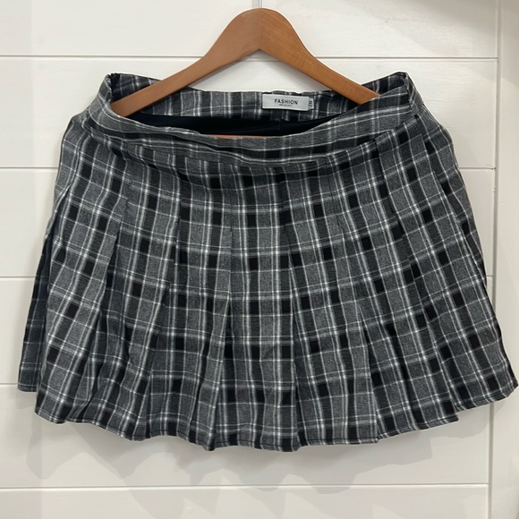 Dresses & Skirts - Black and Gray Pleated Plaid Mini Skirt
